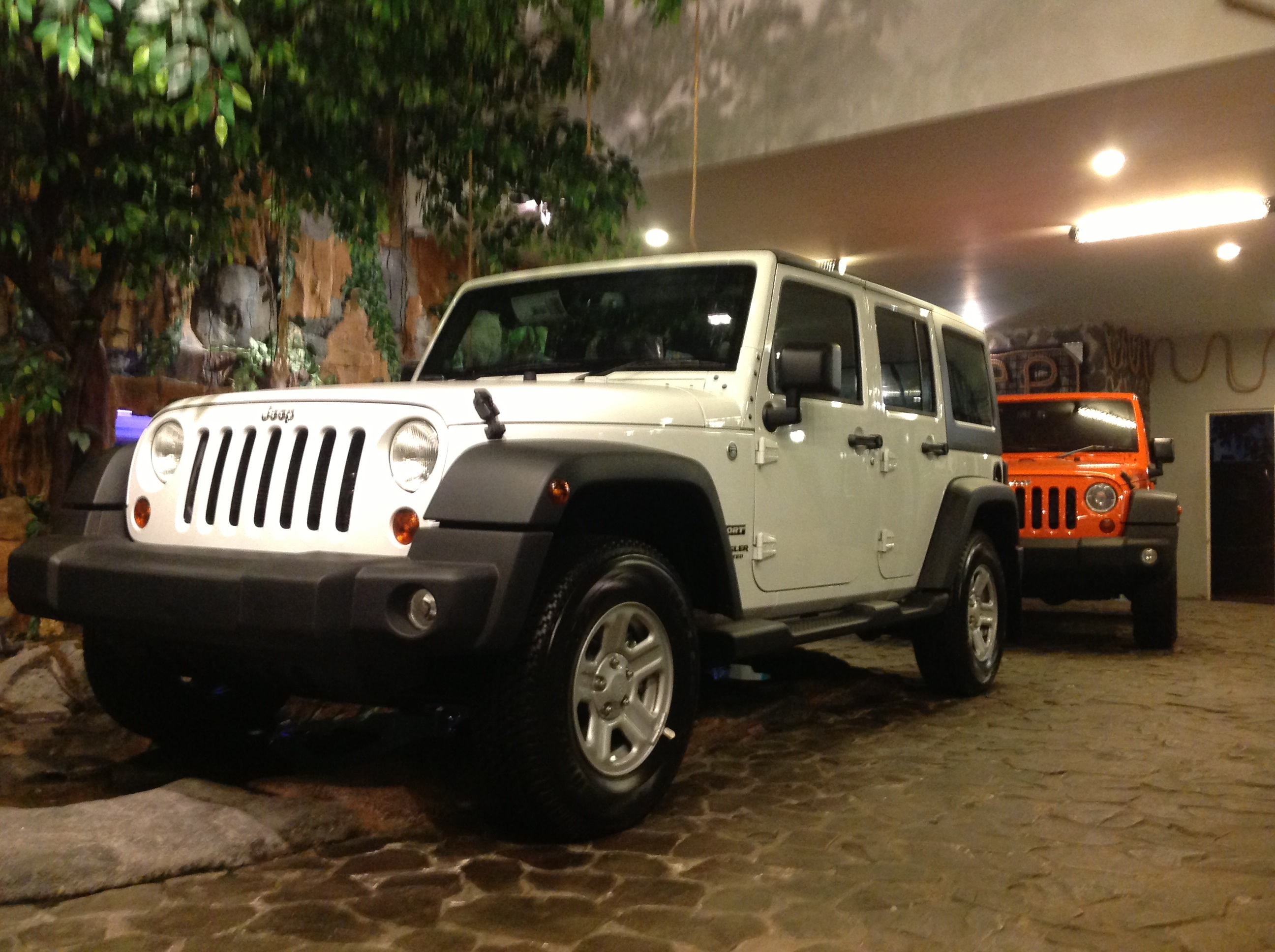 Mobil jeep Indonesia Jeep dodge chrysler CP 081366660890